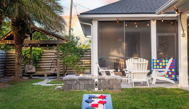 4 Min Walk to Beach~Golf Sim~Hot Tub~Private Backyard~Fire Pit~Outdoor Shower