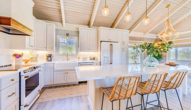 4-Min Walk to Beach | Modern Duck Cottage