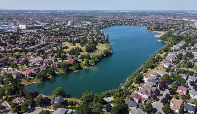 4-Min Walk to Professor’s Lake - 3BR Retreat
