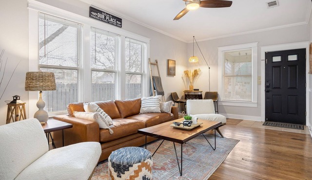 4 min walk to Town Square! 3bd 2bath cozy Historical home