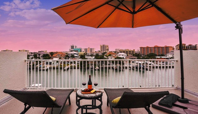 4 min Walk to Beach, Pool, Private Roof Deck, Ping Pong
