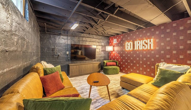 4 mins to Notre Dame! Game Room, Grill, Fire Pit! Family-Sized Historic Home