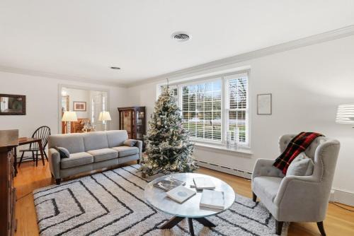 4 Mins to U of R! Spacious, Central Guest Suite!