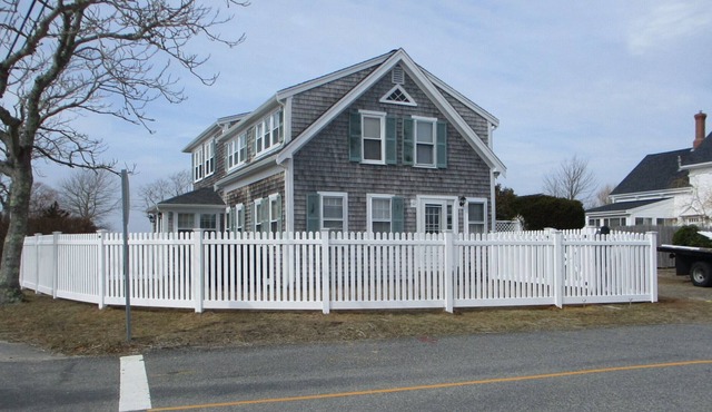 4 minute walk to beach, 4 bedroom, 2 bath, fenced in yard, pet friendly