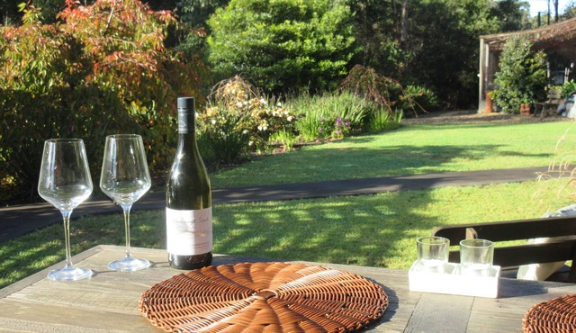 4 minutes to Long Beach. Cozy couple's studio on small private acreage