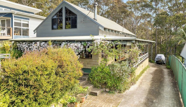 4 minutes to the beach! Spacious stunning beach house near great surf spots