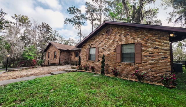 4 minutes to World Equestrian Center! Family sized cozy house for equestrians.