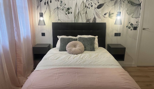 4 minutes walk from the subway, 3 bedrooms with en suite bathroom