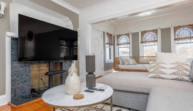 4 Minutes Walk to Lake Michigan Atwater Park Beach Balconies Family Pet Friendly