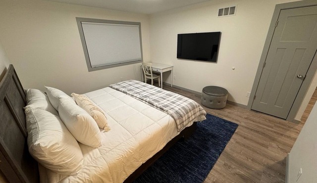 4 minutes walk to EP mall, 15 min to airport Mall of America and downtown