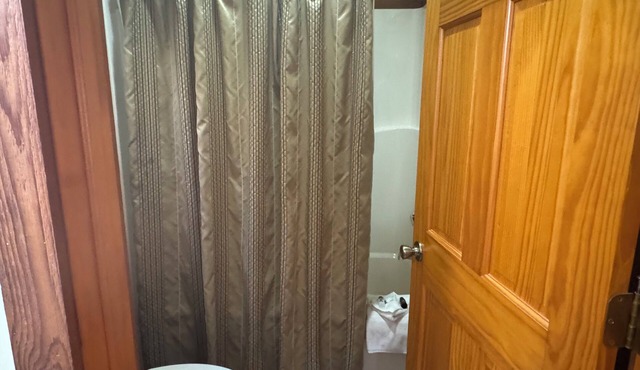 4 Moose Lodge ROMANTIC Log Cabin in the woods. Hot Tub & Wood Burning Fire Place