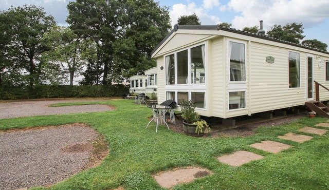 4 OLD ORCHARD, pet friendly, with a garden in Much Wenlock