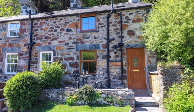 4 OLD TANRHIW, pet friendly, character holiday cottage in Beddgelert