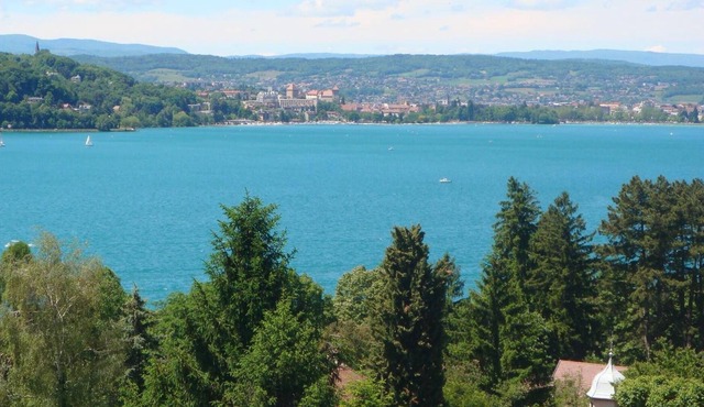 4 people panoramic lake view and lake walk