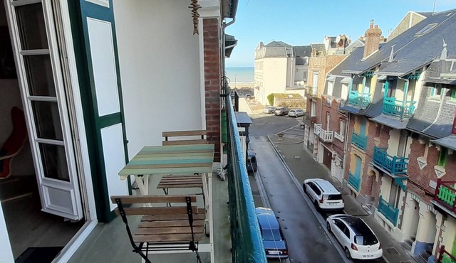 4 pers. 60m2 . apartment with side sea view. 50m from the beach.