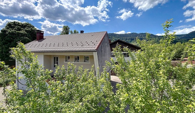 4-person gîte near shops and leisure centre.