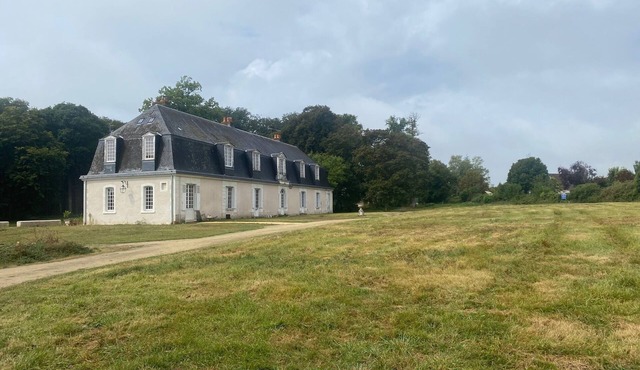 4-person apartment 10 minutes from Tours, access to 35 hectares of woodland, pond