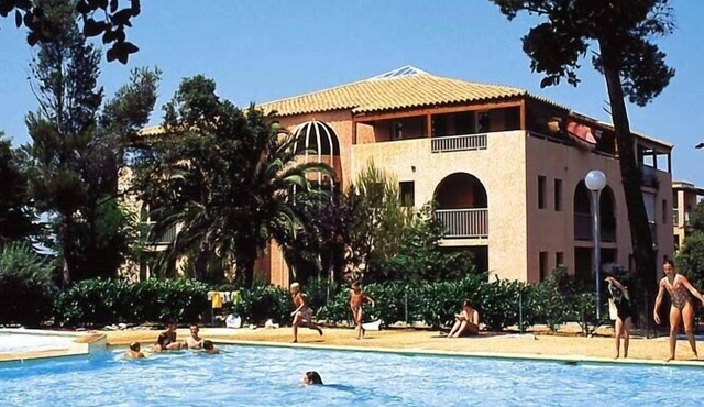 4-person apartment with swimming pool a few steps from the beach located in Saint Aygulf