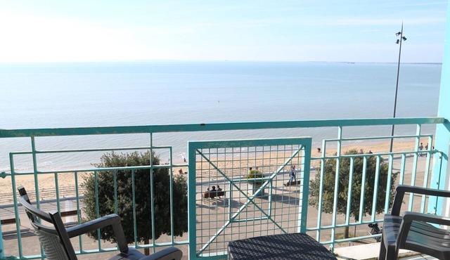 4-person apartment with sea view, beachfront