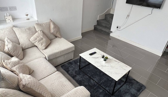 4 person cosy full house with garden access - close to city centre and CBS arena