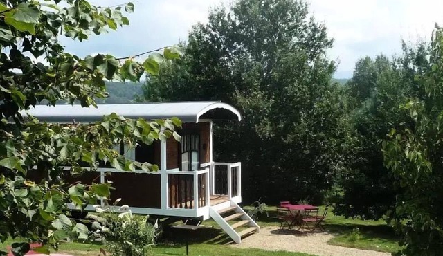 4-person deluxe hotel caravan