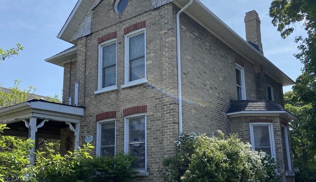 4 Person, Downtown Southampton, Upper Level Apartment