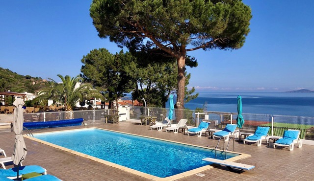 4-person first-floor apartment with sea view.