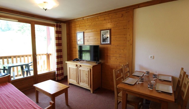 4-person apt, ski-in/ski-out with pool and parking, Lanslebourg-Val Cenis