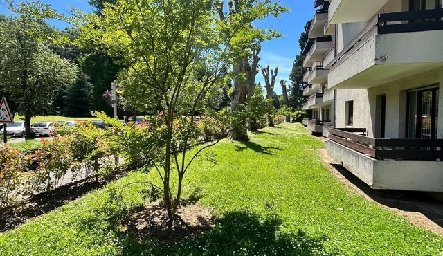 4-person ground-floor apartment, in the center of town and facing Uriage park, near thermal baths