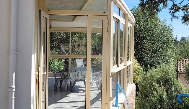 4-person gîte in southern Ardèche. Shared swimming pool. 17 Km from Gorges de l'Ardèche,