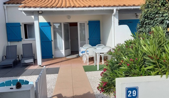 4-person house in private residence with swimming pool, 600 m from the sea