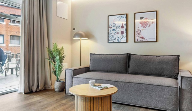 4-Person Midtown Apartment w Easy Access