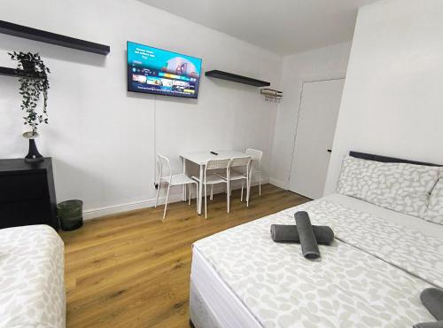 4 person room 3min from South Wimbeldon tube station Room2