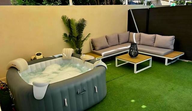 4-person studio with private pool and jacuzzi