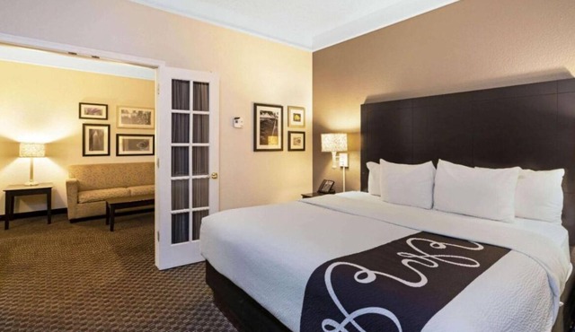 4 Pet-Friendly Units, Onsite Pool, Pool View, Free Breakfast