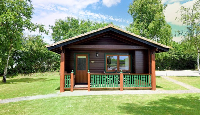 4 PINEWOOD RETREAT, family friendly, with pool in Lyme Regis