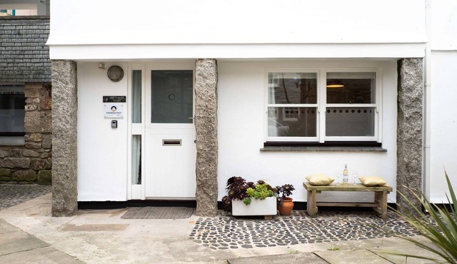 4 Porthmeor Court - Central St Ives - On-Site Parking