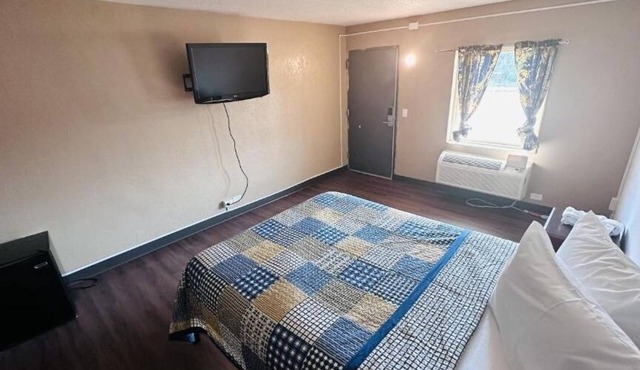 4 Private Spaces with Queen Bed, Ideal for Solo Travelers in Fort Wayne