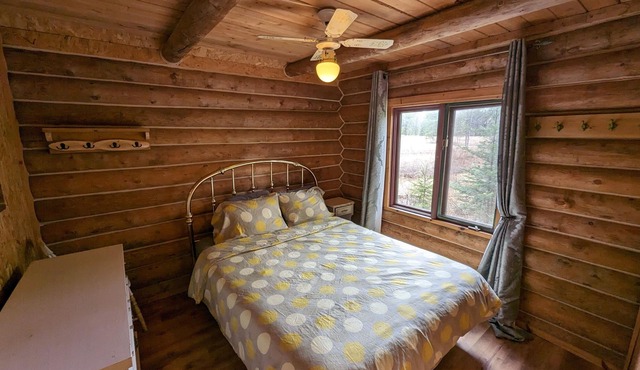 4 - Prunier : Chaleureux chalet en bois rond au bord de la belle Rivière Rouge