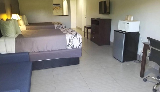 4 Quiet & Clean Rooms w/Free Parking - Perfect for a Visit to Houston’s East