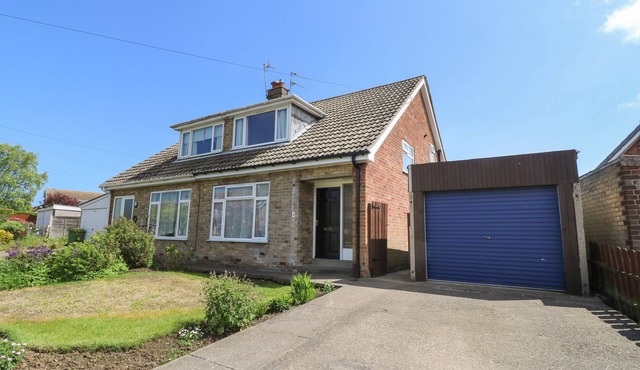 4 RANBY DRIVE, country holiday cottage, with a garden in Hornsea