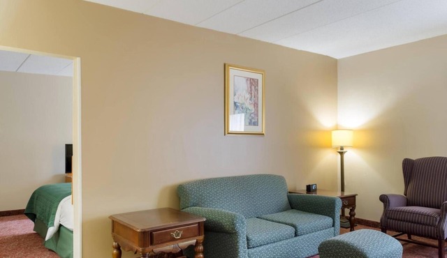 4 Relaxing & Pet-Friendly Smithfield Rooms w/Pool, Free Parking & Breakfast!