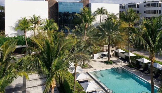 4 Relaxing Rooms! Beachfront Accommodation + Free Parking + Outdoor Pool