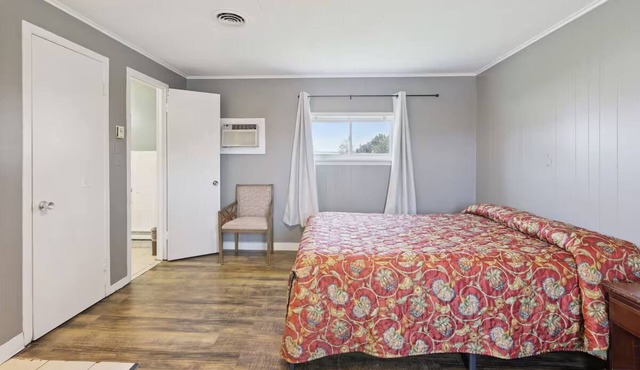 4 Relaxing Rooms W/Free Parking, Within Walking Distance to Local Restaurants