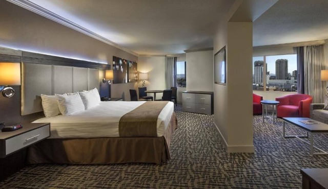 4 Relaxing Suites Near The Neon Museum, 2 Pools, Game Room, Onsite Parking!