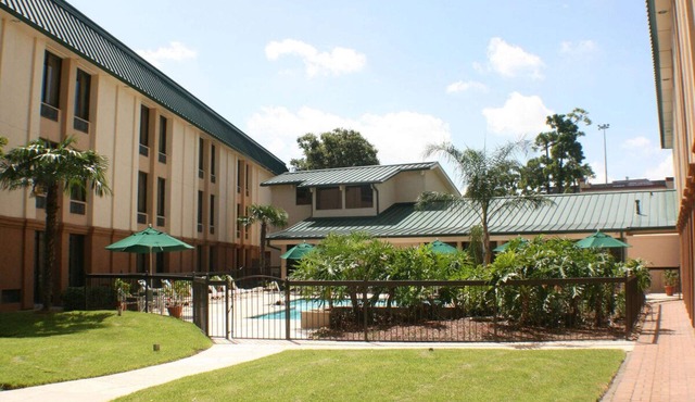4 Relaxing Units w/Swimming Pool Access Near The Galleria – 10 Mins Drive