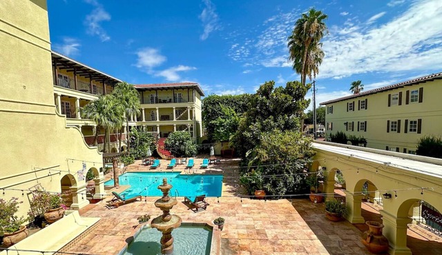 4 Riverside Double Suite with Two Pools, Hot Tub, Grill & Bar