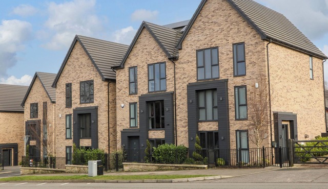 4 ROCKCLIFFE GRANGE, pet friendly, with hot tub in Mansfield