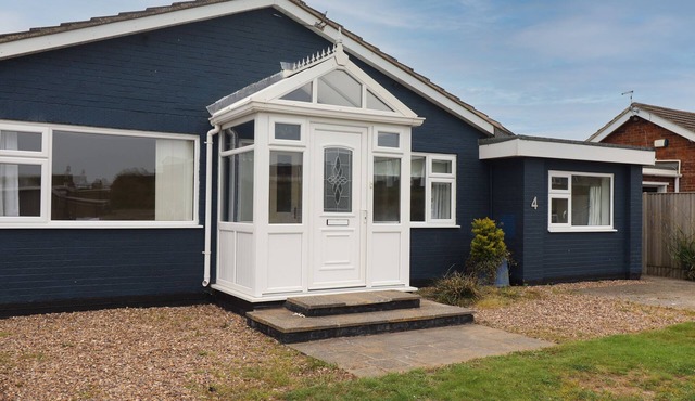 4 ROMAN BANK, pet friendly, with open fire in Sutton-On-Sea