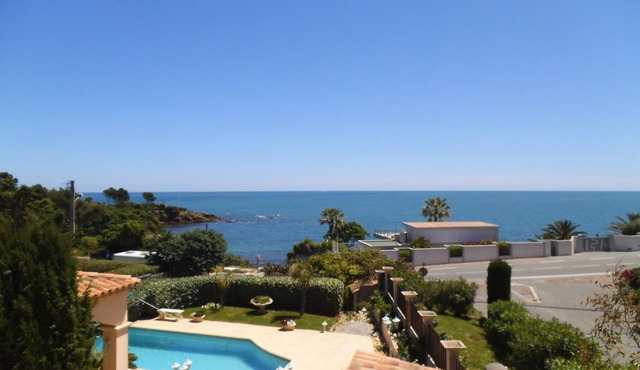 4-room apartment 100m2 in villa with swimming pool, seaside in ST AYGULF (var)